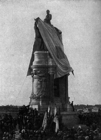 Robert E. Lee's Equestrian statue unveiled in 1890. Around 100,000 people attended the unveiling.