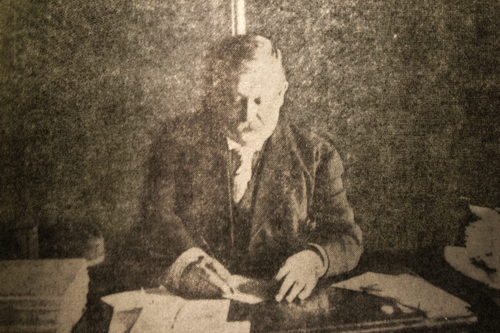 Dyer working on the Compendium - Courtesy Des Moines Register and Leader, 1908.