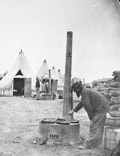 camp_scene__cooks_at_work_-_nara_-_524655_tif
